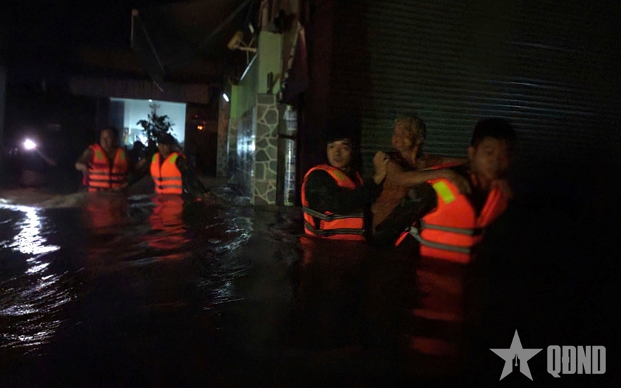 Huy động lực lượng Đặc công nước cứu dân trong đêm tại Diên Khánh (Khánh Hòa)